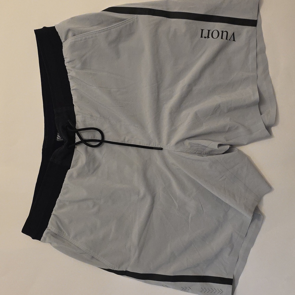 NWOT Men's Vuori Domain Performance Short. E-Waist Size Large/6" Inseam. Liner
